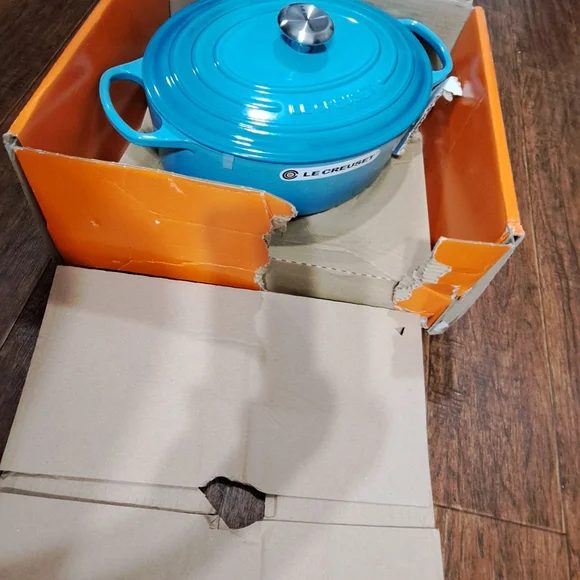Le Creuset Turquoise Cast Iron Dutch Oven - Picture 3 of 11